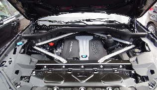 BMW X5 M50d Motor mit 4 Turboladern
